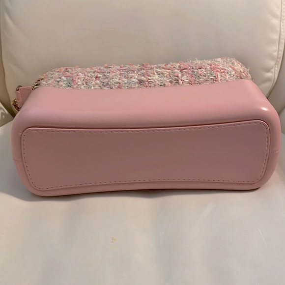 Pre loved Chanel Gabrielle medium in tweed - Picture 4 of 14